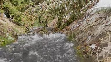 快速移动的瀑布在河流上产生巨大的泡沫。 全景拍摄和环境声音。 原始的环境声音。